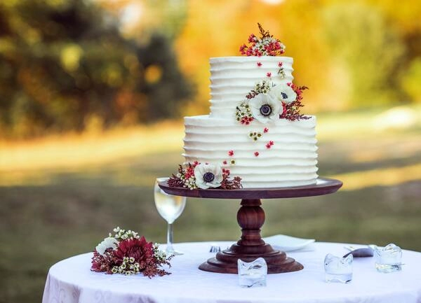 come tagliare una torta a più piani: guida passo passo