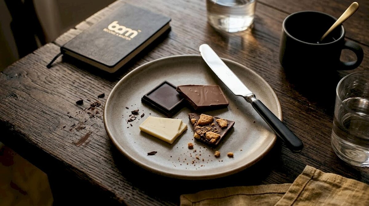 Assortimento di cioccolatini su un piatto rustico