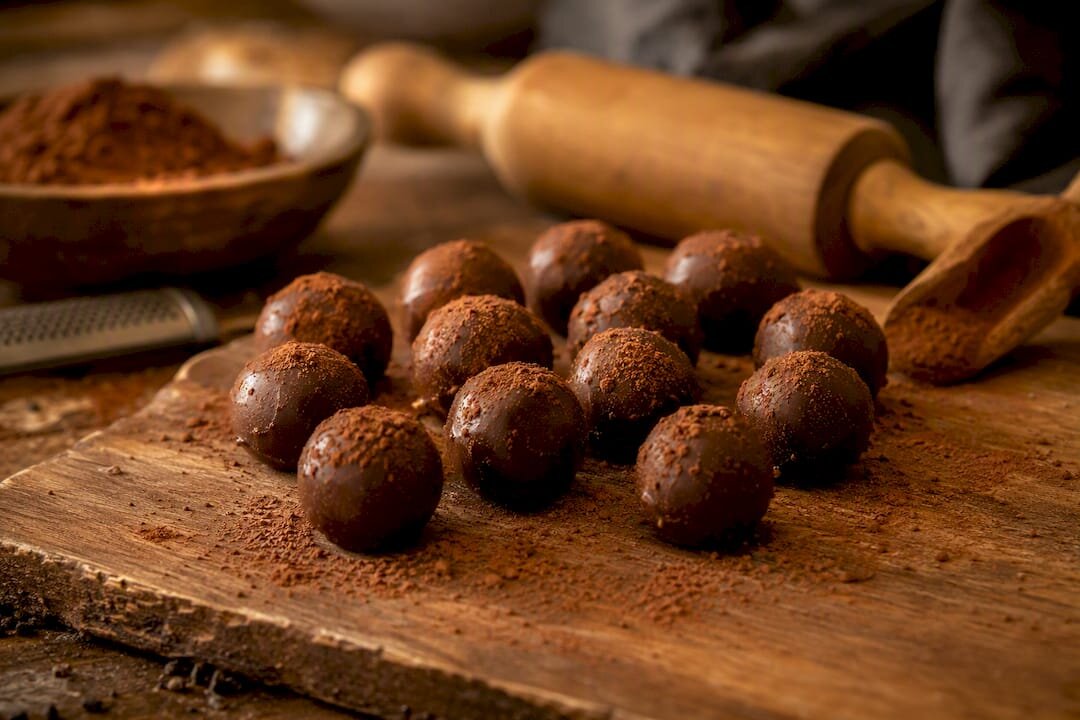 Tartufi al cioccolato arrotolati su una lastra di marmo