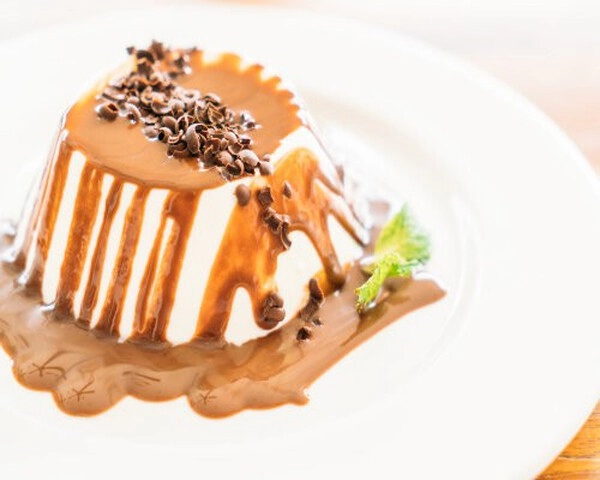 panna cotta con salsa mou