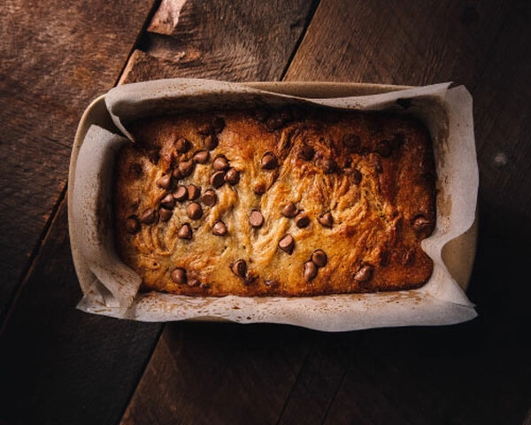pane alla banana con cioccolato e lamponi