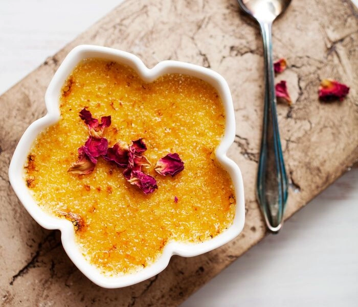 creme brulée con guarnizione di mango bam