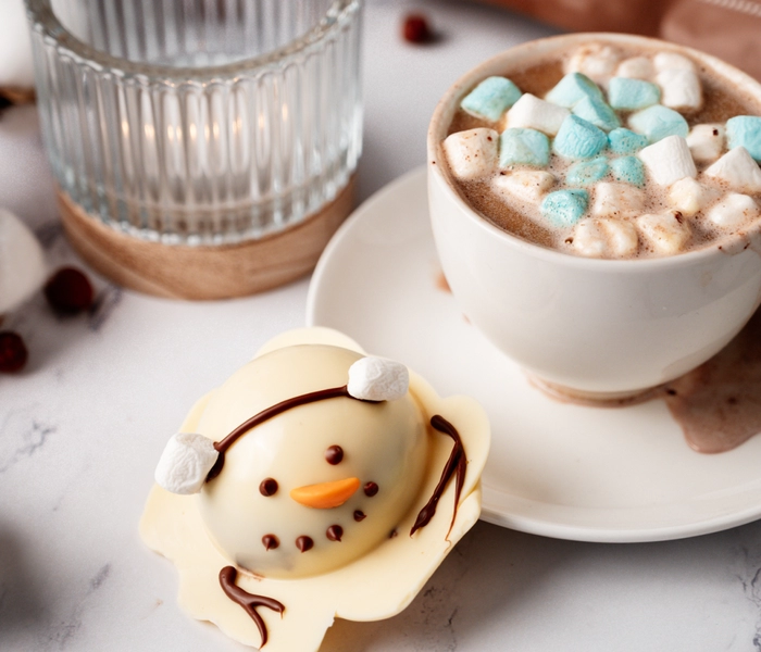 pupazzo di neve al cioccolato caldo